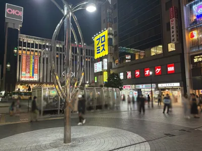 セコットへの道順 2／8：建物を右手に建物沿いを直進します。