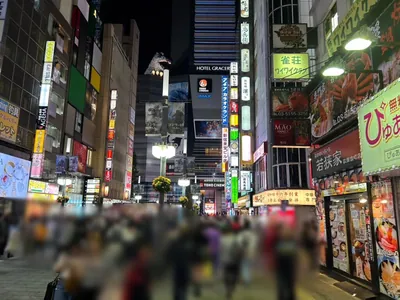 アズへの道順 5／8：直進し、右手二つ目の路地を右折します。