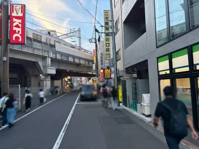 ゴールドへの道順 5／7：横断歩道を渡ったら右手に進み、一つ目の路地を左折します。