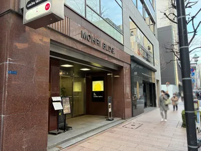 アユカワ （あゆかわ）への道順 10／10：二つ目の十字路の手前左手に銀座アユカワの入る「毛利ビル」があります。