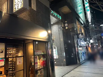 メゾンドエムへの道順 10／10：少し歩くと左手に銀座メゾンドエムの入る「プラザG8ビル」があります。