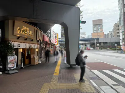 ベルべへの道順 3／7：一つ目の横断歩道を渡り直進します。