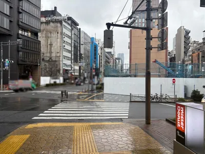 ナカムラへの道順 4／9：二つ目の横断歩道を渡ります。