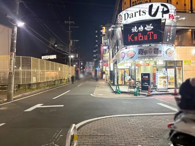 ルパン乃小屋 （ルパンノコヤ）への道順 7／10：右手路地を越えて直進を続けます。