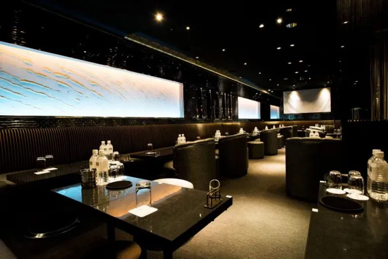 レヴューの店内