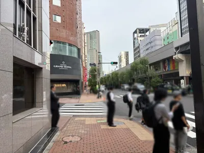 エンへの道順 7／10：「難波橋」の交差点を越えて直進します。