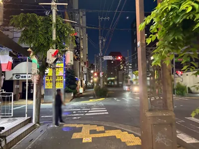 マウンテン （山）への道順 9／10：十字路を越えて直進します。