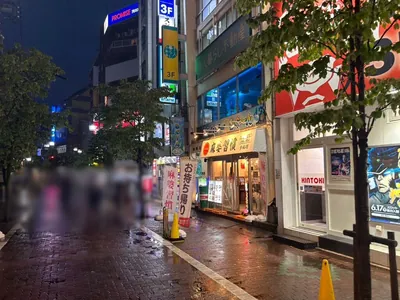 大森　らぐーん （ラグーン）への道順 4／4：少し歩くと右手に大森らぐーんの入る「山本ビル」があります。