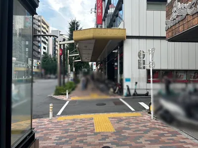 ビロードへの道順 5／10：右手の一つ目の路地を越えて直進を続けます。