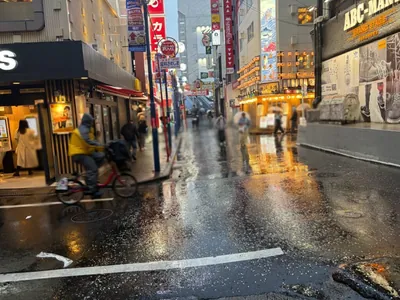 フェアリーへの道順 3／9：左手路地、右手路地を越えて直進します。