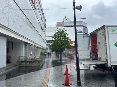 ネオキューブへの道順 2／12：駅を背中にして左へ歩きます。