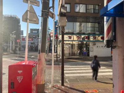 プラチナムへの道順 4／6：横断歩道を渡ったらすぐ左手の横断歩道を渡ります。