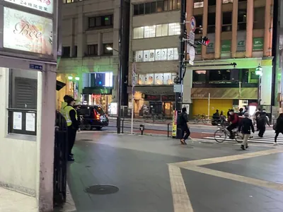 グローブへの道順 3／7：交差点に出たら横断歩道を渡らずに左折します。
