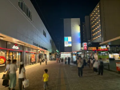 マウンテン （山）への道順 2／10：駅を背にして左手に進みます。
