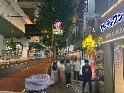 カリスへの道順 3／7：しばらく直進します。