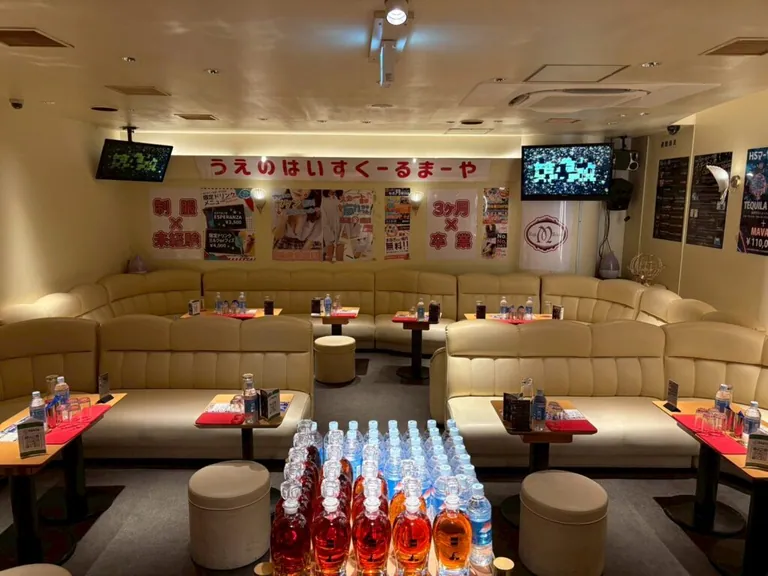 六乃華　（ロクノハナ）の店内