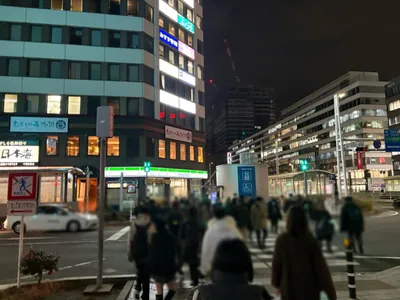クレヨンへの道順 4／10：一つ目の交差点を渡ります。