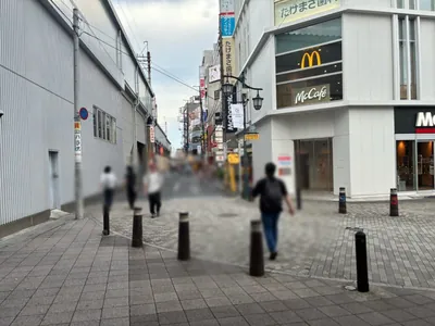 アクアスターレーベルへの道順 3／6：線路沿いの路地を進みます。