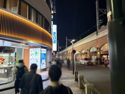 吉祥寺　リリィへの道順 4／7：線路を右手に直進します。