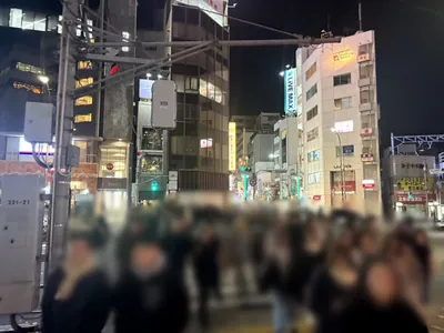 ペガサスへの道順 3／11：正面の横断歩道を渡ります。