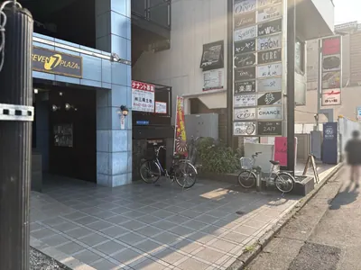 プロムドットへの道順 12／12：少し進むと左手に八王子プロムドットの入る「セブンプラザビル」があります。