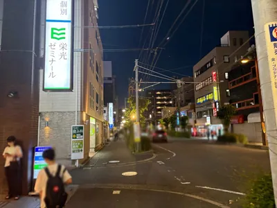 マウンテン （山）への道順 8／10：左手路地を越えて直進を続けます。