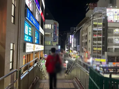 松戸　酒酒 （シュシュ）への道順 3／6：直進すると右手に階段があるので、そこを下ります。
