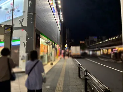 かえでのへやへの道順 8／15：道路を右手に直進します。