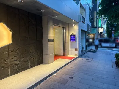 リベルへの道順 9／9：左手の路地に差し掛かる手前左手に銀座リベルの入る「並木ビル」があります。