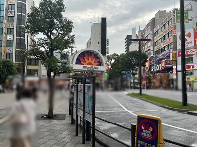 ラグジュアリーへの道順 2／6：駅を背にして、ロータリー右手に進みます。