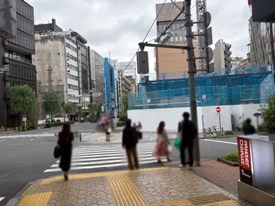 るぽ （ルポ）への道順 4／9：二つ目の横断歩道も渡ります。