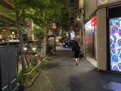 レトルフへの道順 2／5：右手に三菱UFJ銀行のATMが出てくるのでそのまま直進します。