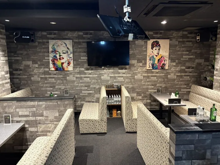 柏　バロールの店内