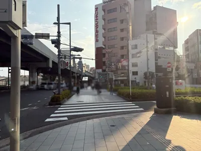 インクへの道順 4／9：交差点を越えて直進を続けます。