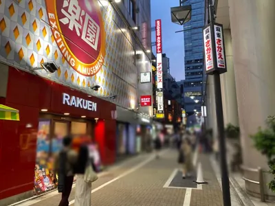 ファイブへの道順 4／7：横断歩道を渡ったらマークシティの左脇の路地に入ります。