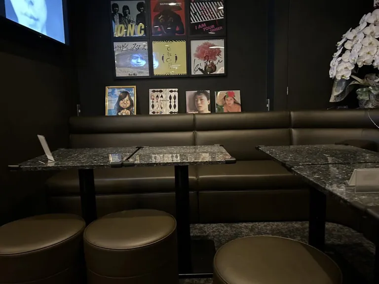 ラプソディの店内