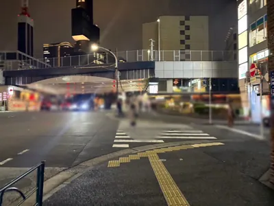 オムラウンジへの道順 3／9：一つ目の横断歩道を渡って直進します。