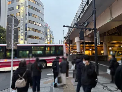 吉祥寺　瀬里奈（セリナ）への道順 3／8：正面の横断歩道を渡り、すぐ左手の横断歩道を渡ります。