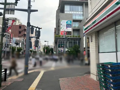 浦和　モダン （Club 杢檀）への道順 6／8：「浦和駅西口」の交差点に出たら横断歩道を渡って右折します。