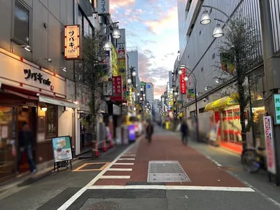 オー （O）への道順 3／6：新橋西口通りへ入ったら直進します。
