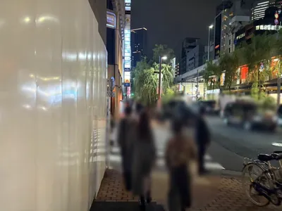 オムラウンジへの道順 6／9：左手の一つ目の路地を左折します。