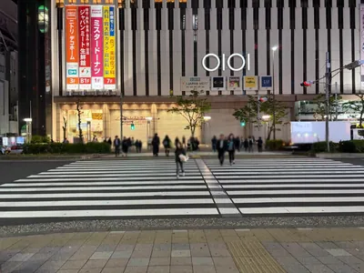 ハニービーへの道順 3／9：正面の横断歩道を渡ります。