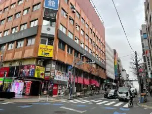 クリアスへの道順 8／9：直進すると「新宿区役所通り(風林会館)」の交差点に出るのでそのまま直進します。