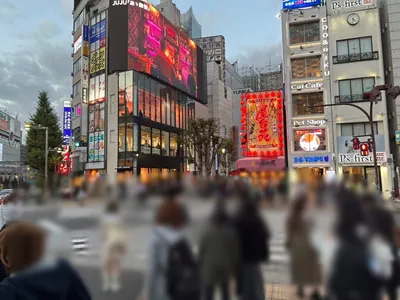ラビオスへの道順 3／9：新宿アルタの左脇の路地に入ります。