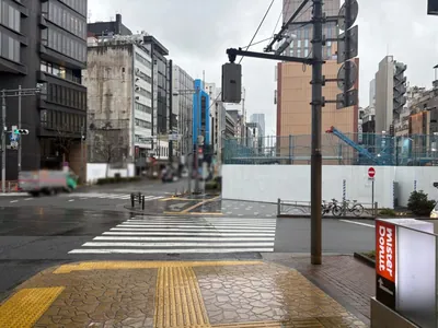 ドルフィンへの道順 4／11：二つ目の横断歩道を渡って右折します。