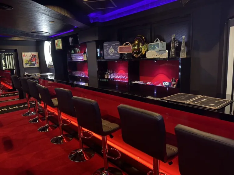 バズール （Girl’s bar lounge BZUL）の店内