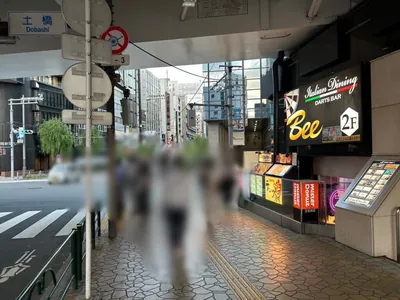 ルナへの道順 4／8：二つ目の横断歩道を渡って右折します。
