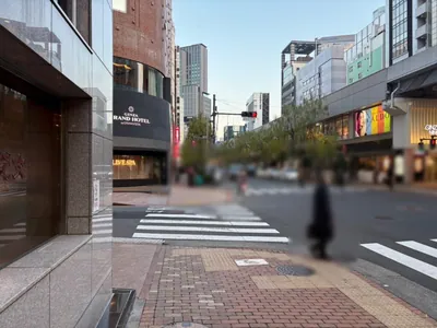 サク （朔）への道順 7／10：「難波橋」の交差点に出たら横断歩道を渡って直進します。