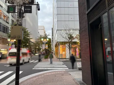 藤瀬 （フジセ）への道順 10／11：一つ目の十字路を横断歩道を渡って右折します。