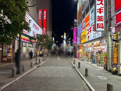 奏 （カナデ）への道順 2／6：駅を背にして左に進みます。
